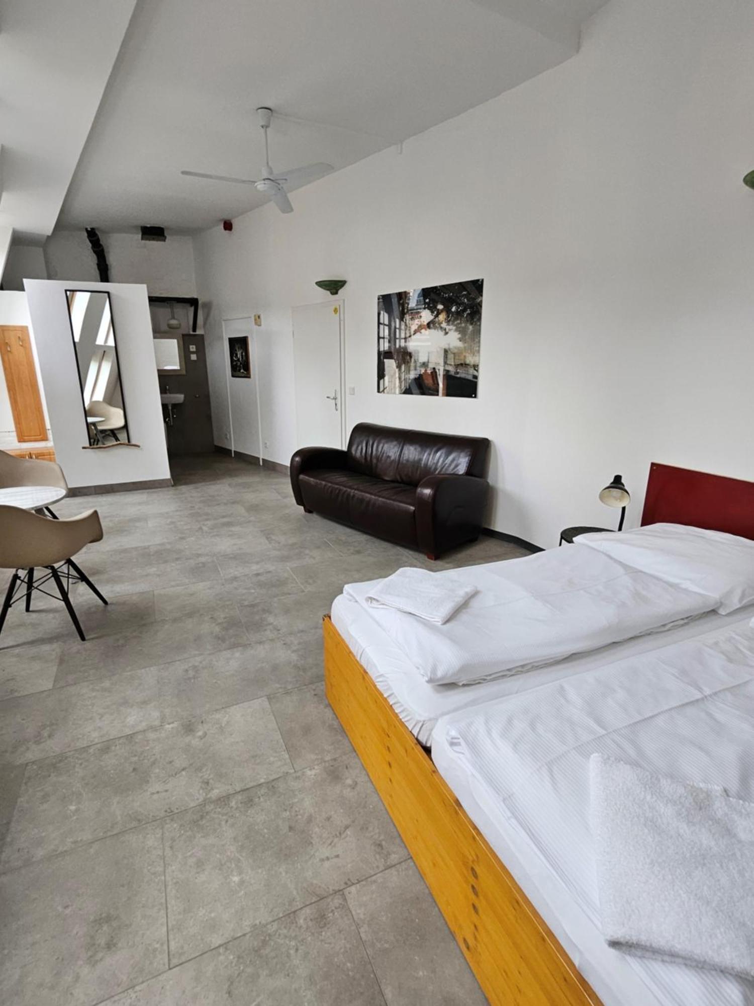 Deluxe Double Room Shower