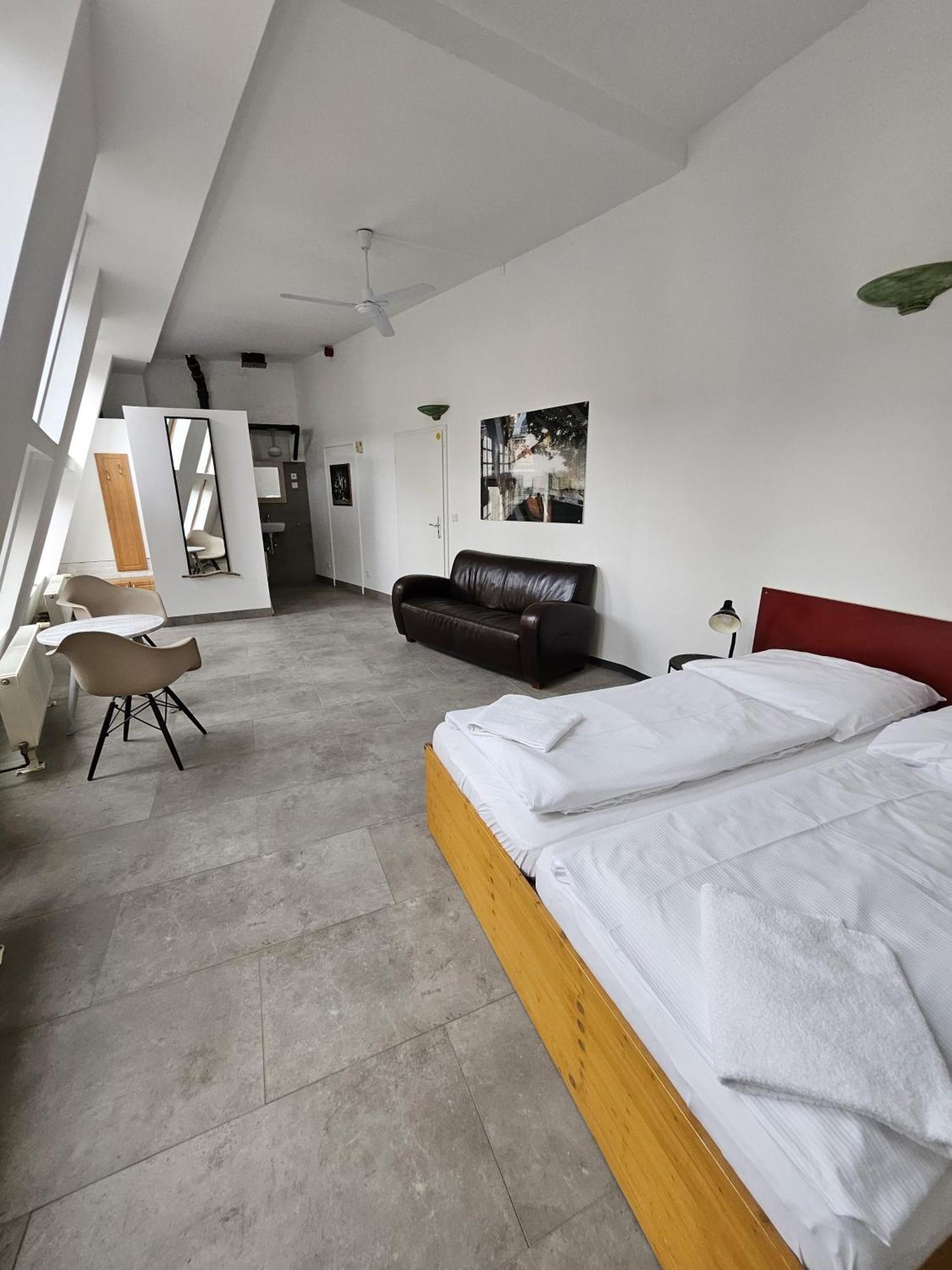 Deluxe Double Room Shower